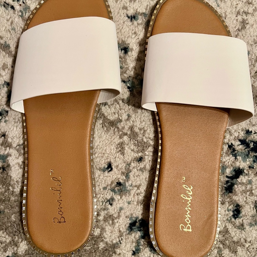 🤗NEW🤗Women’s Bombshell White Slide Sandals, size 10